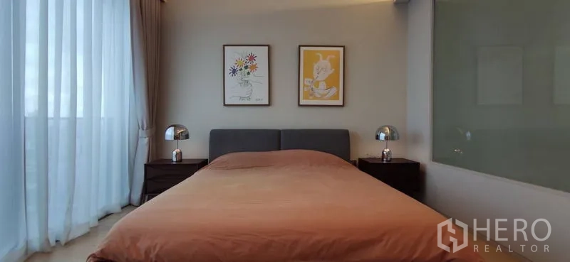 คอนโด ให้เช่าหรือขายในWatthana, Bangkok - มุมกว้างห้องนอนหลัก พร้อมผ้าม่านสูงจรดเพดานและวิวเมือง