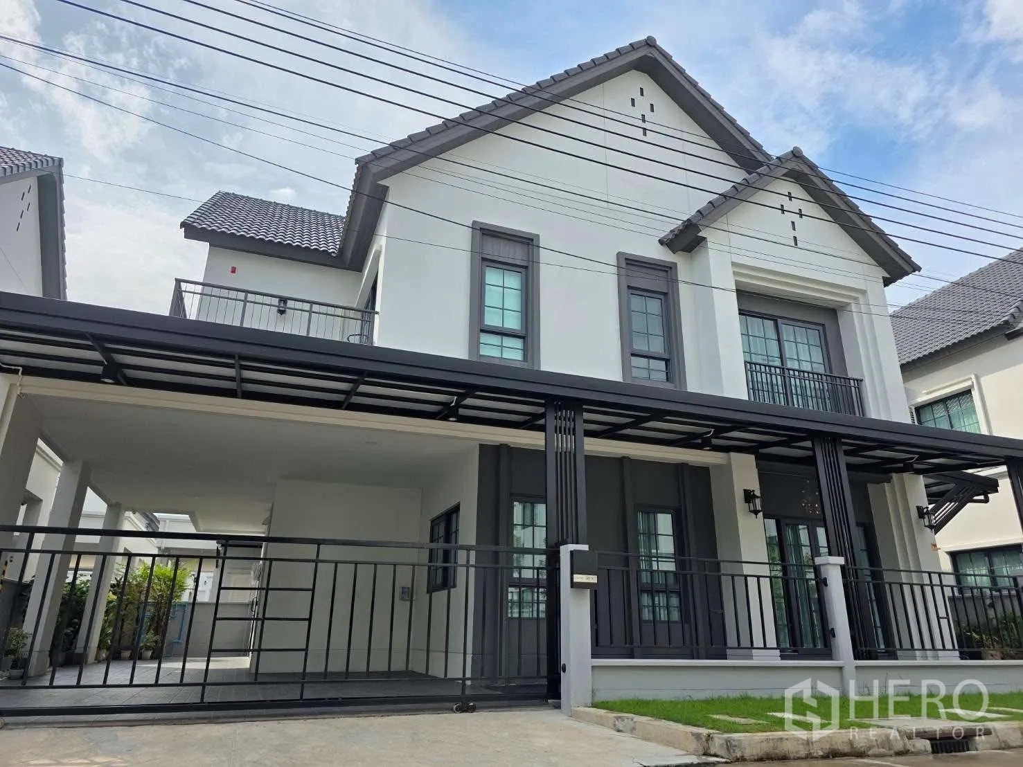 Detached House for rent or sale in Bang Phli, Samut Prakan - Modern two-storey detached house with gated covered carport.