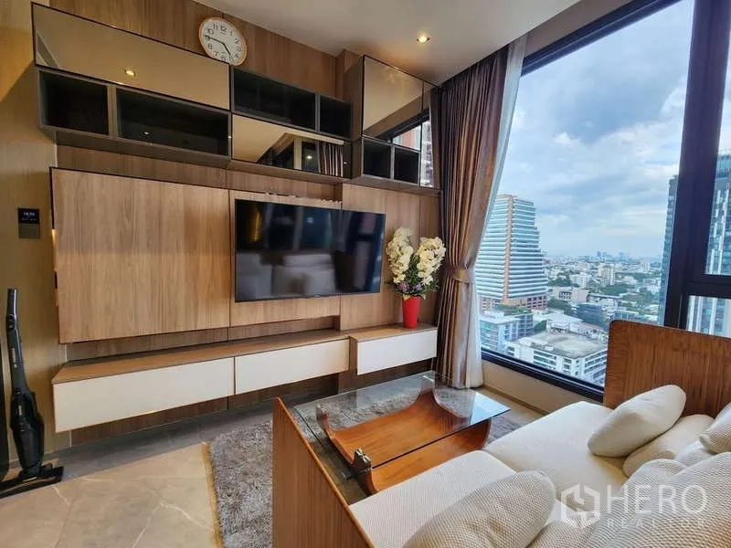 คอนโด ให้เช่าในWatthana, Bangkok - มุมนั่งเล่นผนังทีวีบิวท์อินพร้อมชั้นเก็บของ และหน้าต่างบานใหญ่ชมวิวเมือง