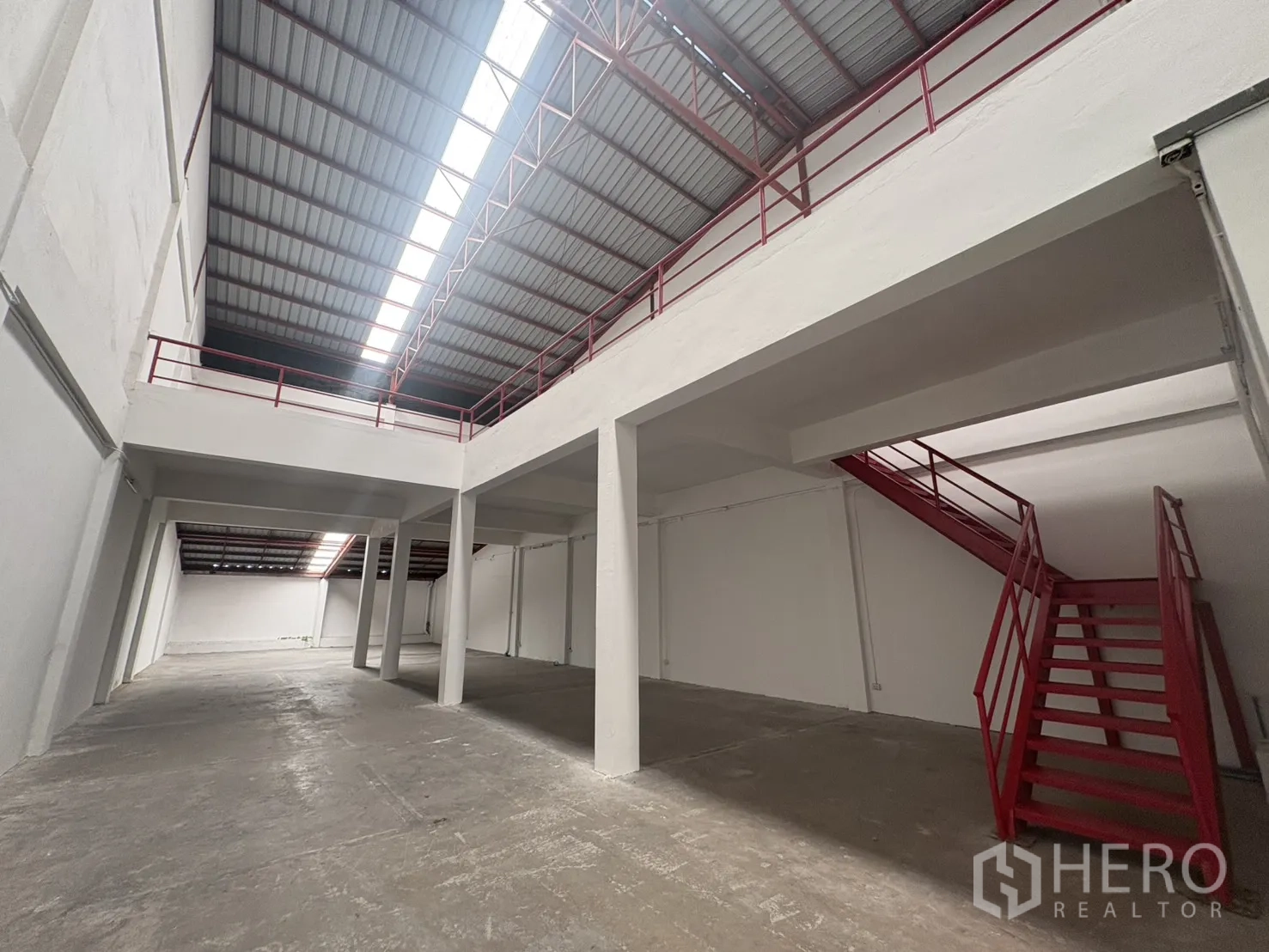 工厂 出租在Phra Samut Chedi, Samut Prakan - 生产区配红色钢楼梯通往宽敞夹层。