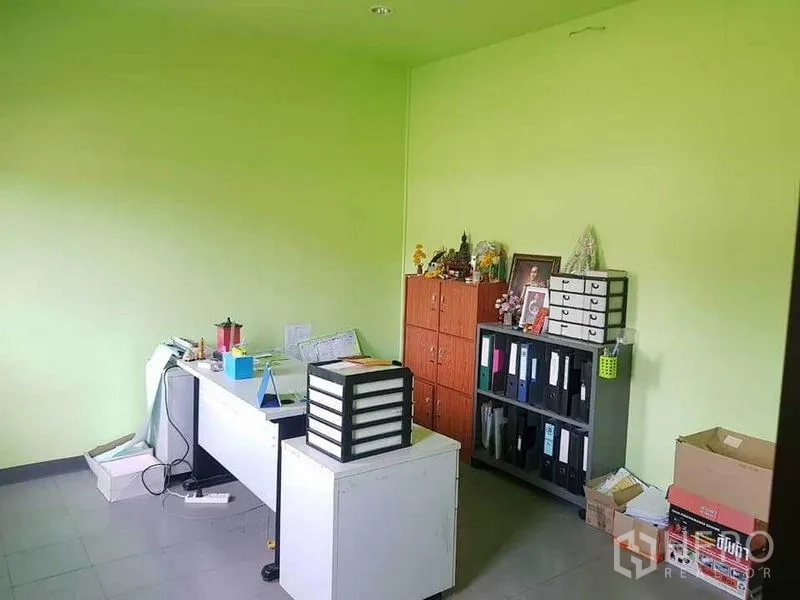 Warehouse for rent in Sai Noi, Nonthaburi - Private office with desk, storage cabinets and filing shelves.