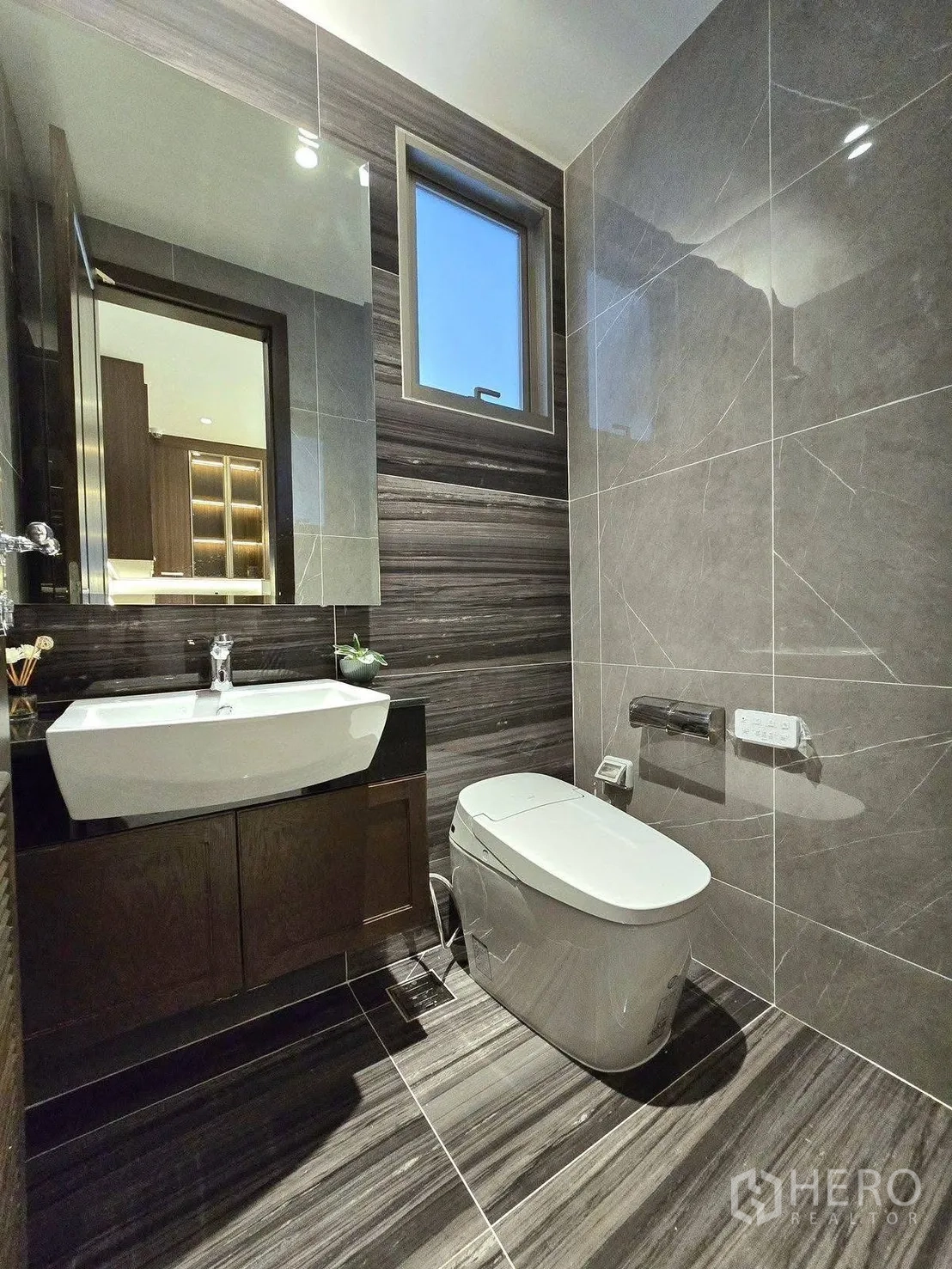 Property Image #16 for property HRE00297