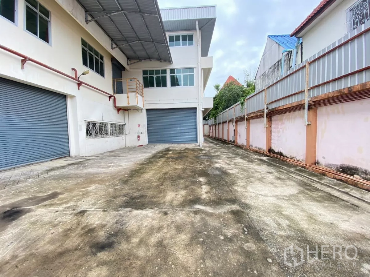 工厂 出租在Khlong Toei, Bangkok - 沿建筑延伸的服务通道通往装卸门。