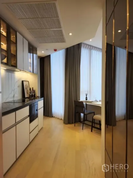 公寓 出租在Din Daeng, Bangkok - 一字型小厨房，石质台面与窗边工作台