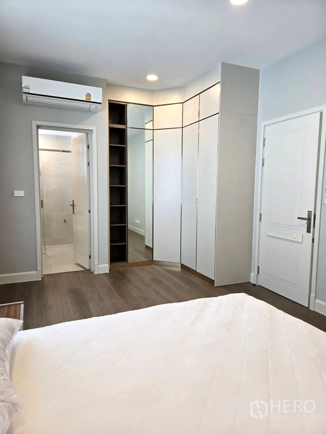 Detached House for rent in Saphan Sung, Bangkok - Bedroom corner with built‑in study desk and wardrobe.