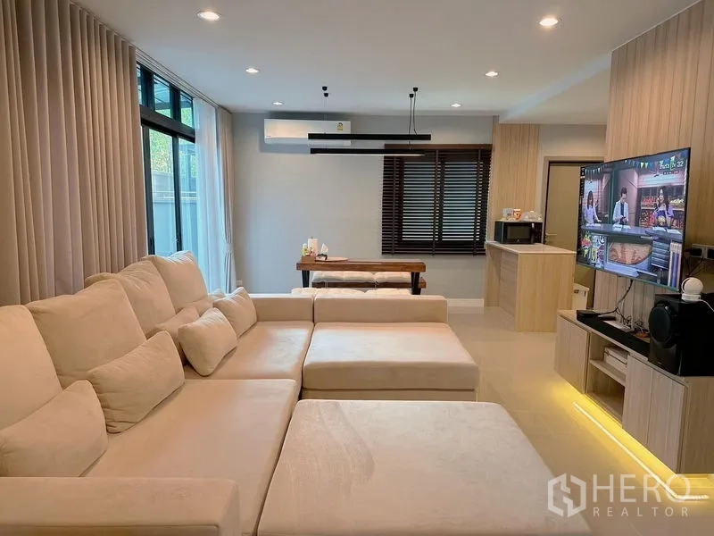 独立式住宅 出售 - 客厅设嵌入式电视墙、筒灯及超大沙发，后方为餐桌