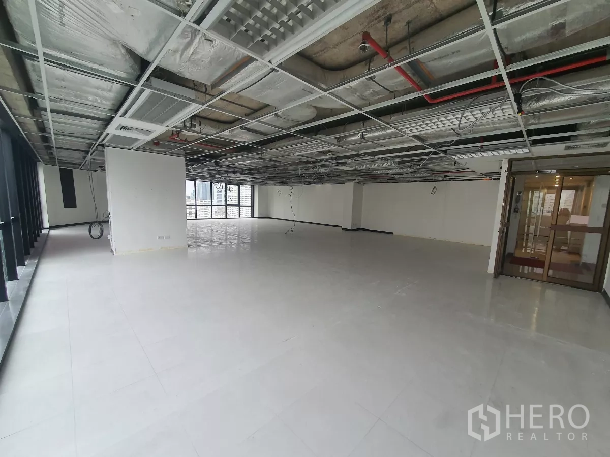 สำนักงาน ให้เช่าในBang Rak, Bangkok - ชั้นออฟฟิศกว้าง มีประตูกระจกทางเข้าและเพดานเปิดโชว์ระบบ