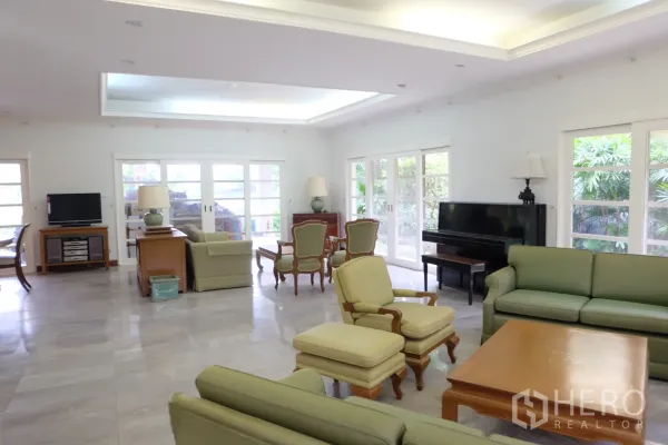 独立式住宅 出租在Bang Phli, Samut Prakan - 超大客厅，石材地面，多组沙发，推拉落地玻璃门与钢琴。