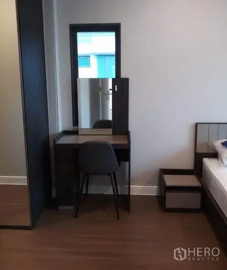 บ้าน ให้เช่าในBang Kapi, Bangkok - มุมห้องนอนพร้อมโต๊ะเครื่องแป้ง เก้าอี้ และตู้เสื้อผ้า