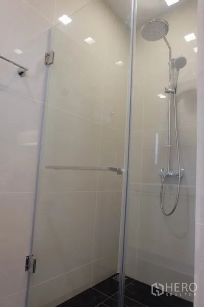 คอนโด ให้เช่าในKhlong Toei, Bangkok - ห้องน้ำพร้อมตู้กระจกอาบน้ำแบบเรนชาวเวอร์ ผนังกระเบื้องสีอ่อนและพื้นสีเข้ม