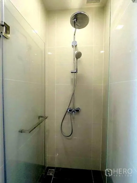 คอนโด ให้เช่าในKhlong Toei, Bangkok - ห้องน้ำปูกระเบื้อง พร้อมตู้ shower กระจกและฝักบัว Rain Shower
