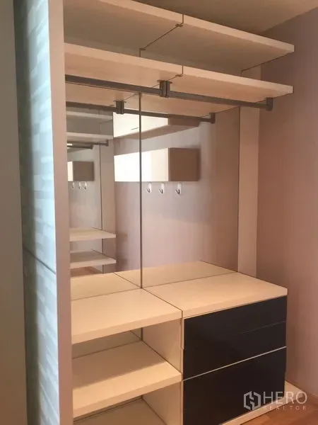 คอนโด ให้เช่า - ห้องแต่งตัววอล์กอินพร้อมกระจก ชั้นวาง และราวแขวน