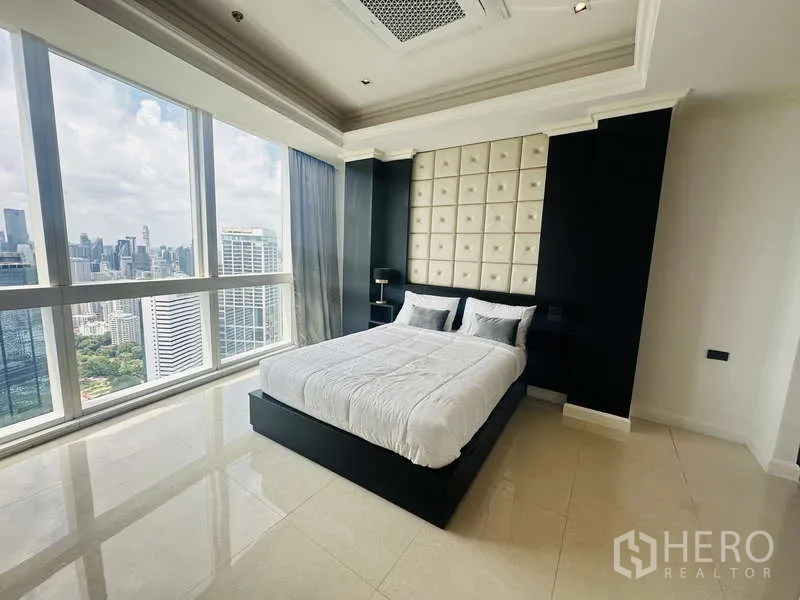 คอนโด ให้เช่าหรือขายในKhlong Toei, Bangkok - ห้องนอนพร้อมกระจกตั้งพื้นถึงเพดาน มองวิวสวนเบญจกิตติและสกายไลน์ชัดเจน