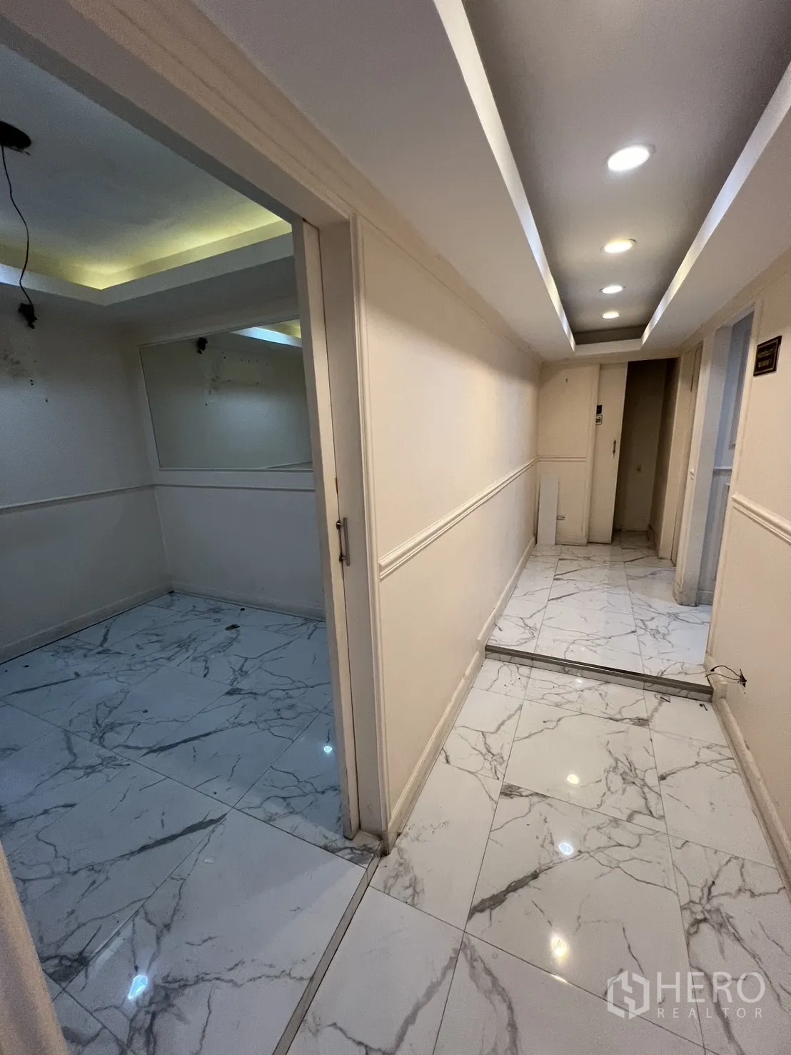 พื้นที่ขายปลีก ให้เช่าในWatthana, Bangkok - ทางเดินสว่างด้วยดาวน์ไลท์ ปูพื้นกระเบื้องลายหินอ่อนเชื่อมสู่ห้องต่างๆ