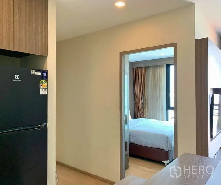 คอนโด ให้เช่า - โถงทางเดินจากครัวสู่ห้องนอน รับแสงธรรมชาติและมีผ้าม่าน