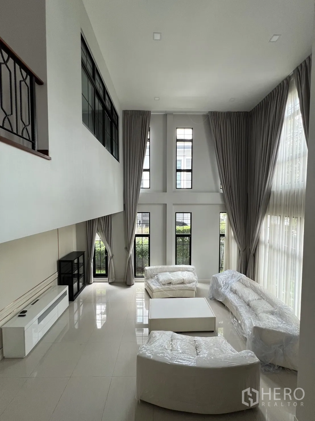 Detached House for rent or sale in Prawet, Bangkok - View of the double-volume living room from the upper level.