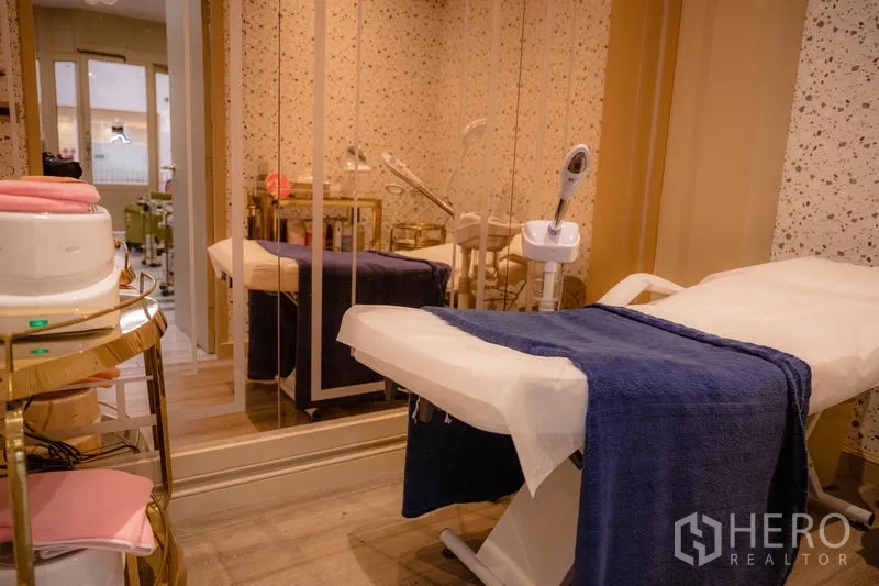 零售空间 出租在Khlong Toei, Bangkok - 独立护理室，配理疗床、镜面与水疗设备。