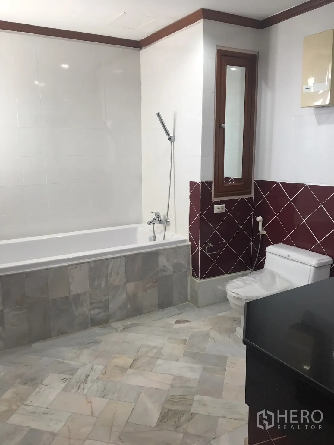 คอนโด ให้เช่าในWatthana, Bangkok - ห้องน้ำกว้างพร้อมอ่างอาบน้ำ ชุดฝักบัวชำระ โถสุขภัณฑ์ และกระเบื้องหินอ่อน