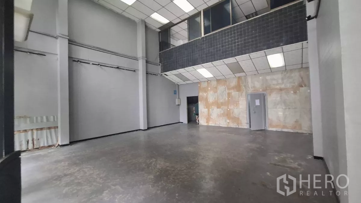 อาคารพาณิชย์ ให้เช่าในWatthana, Bangkok - โถงเพดานสูงมุมมองอีกด้าน พร้อมชั้นลอยและผนังกระเบื้อง