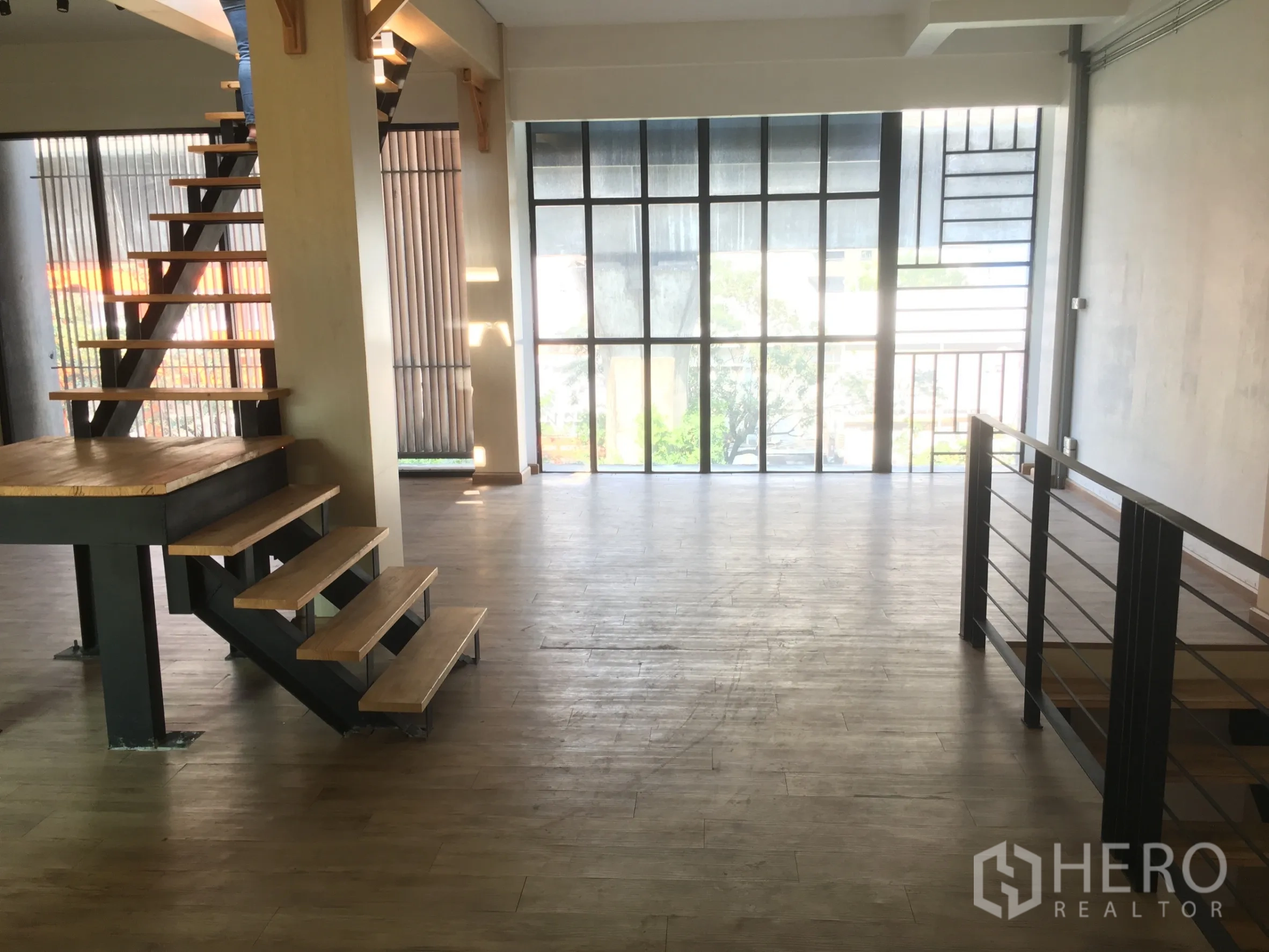 零售空间 出租在Khlong Toei, Bangkok - 室内金属结构+木踏步楼梯，连接宽敞零售楼层。