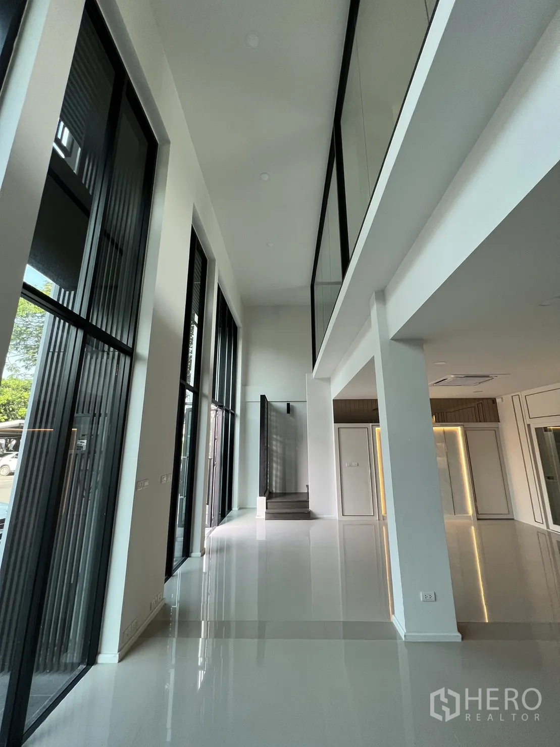 สำนักงานที่บ้าน ให้เช่าในBang Phli, Samut Prakan - หน้าต่างสูงเสาโปร่งและชั้นลอย สร้างบรรยากาศทำงานโปร่งโล่ง