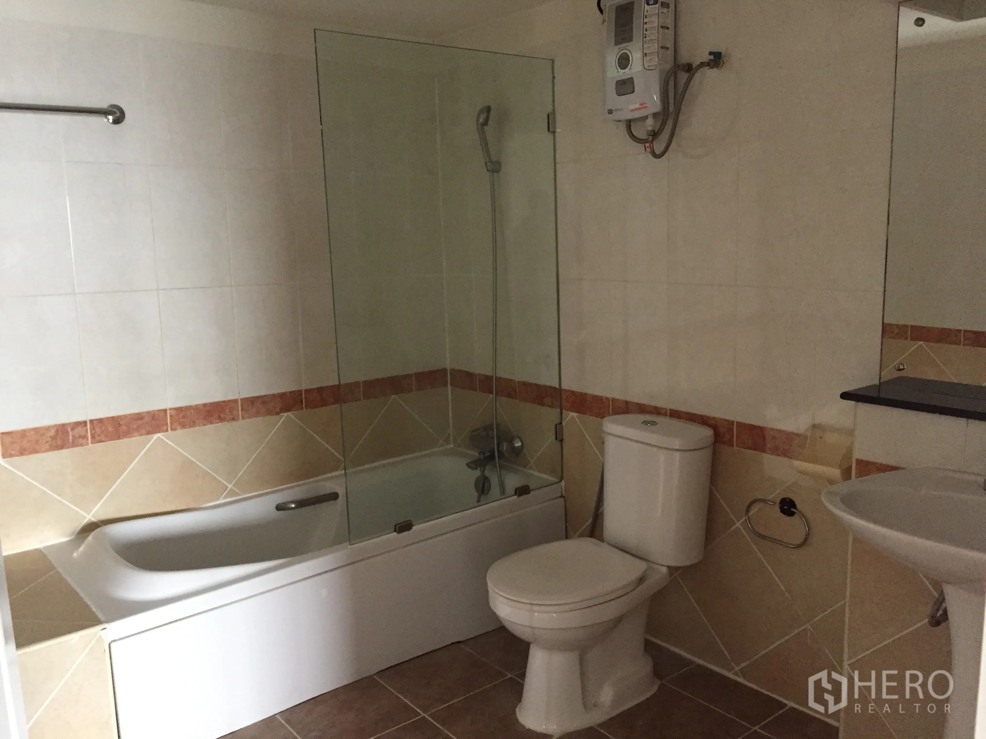 คอนโด ให้เช่าในKhlong Toei, Bangkok - ห้องน้ำมีอ่างอาบน้ำ ฉากกั้นกระจก โถสุขภัณฑ์ และอ่างล้างหน้า พร้อมเครื่องทำน้ำอุ่น