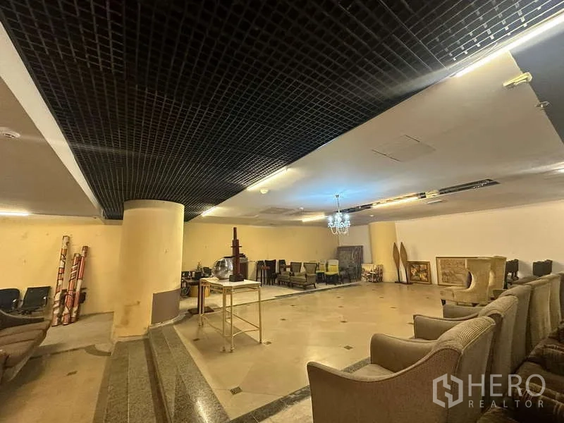 零售空间 出租 - 开放展厅广角图，仿大理石地面与特色照明