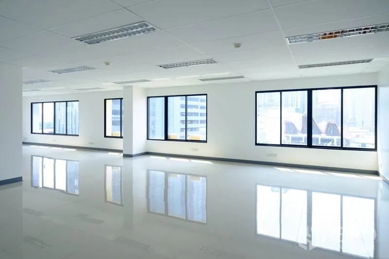 สำนักงาน ให้เช่าในChatuchak, Bangkok - ออฟฟิศสว่างพื้นเงาสะท้อนแสงกับหน้าต่างชมวิวเมือง