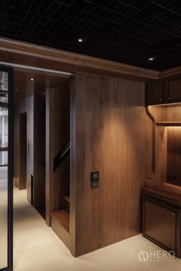 办公空间 出租在Bang Rak, Bangkok - 木质墙面走廊，带紧凑楼梯和内置办公台