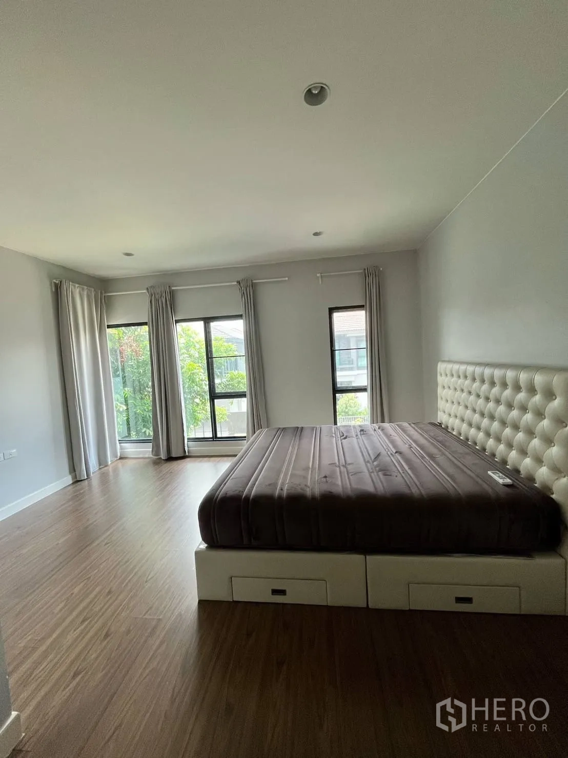 บ้าน ให้เช่าหรือขายในLam Luk Ka, Pathum Thani - ห้องนอนกว้าง หน้าต่างบานใหญ่ ม่าน และพื้นไม้