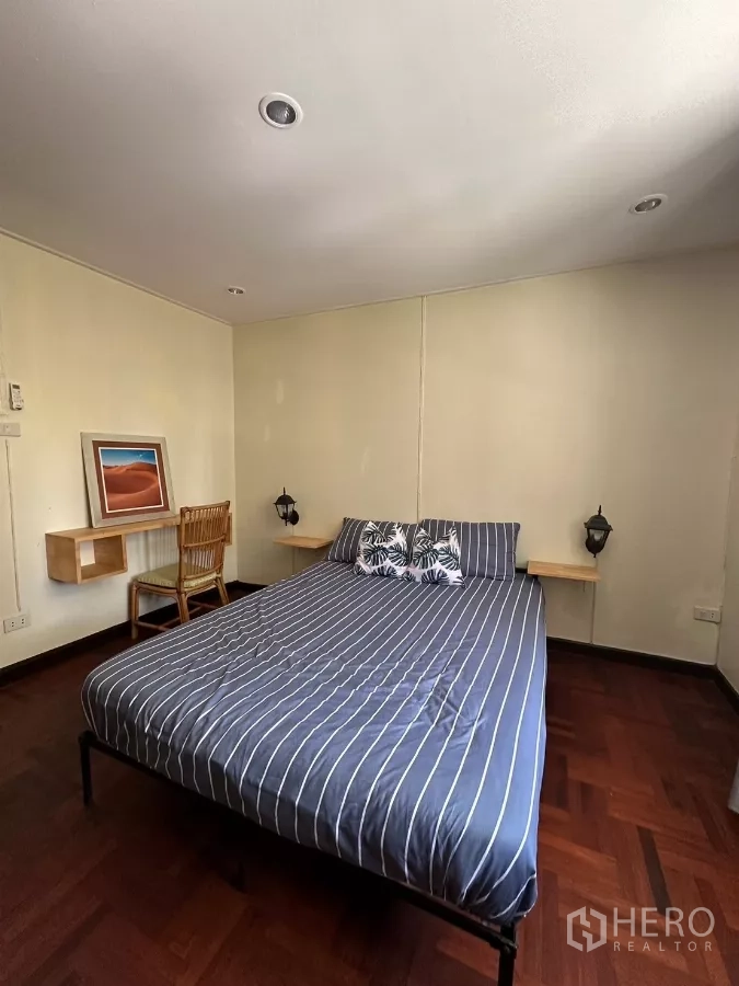 สำนักงานที่บ้าน ให้เช่าในSuan Luang, Bangkok - ห้องนอนชุดผ้าปูทางยาวลายทาง พร้อมโต๊ะทำงาน