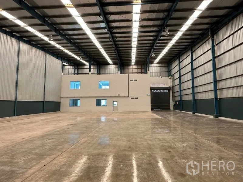 โรงงาน ให้เช่าในBang Phli, Samut Prakan - พื้นโล่งหันหน้าไปยังชั้นสำนักงานใต้หลังคาสูงกันความร้อน