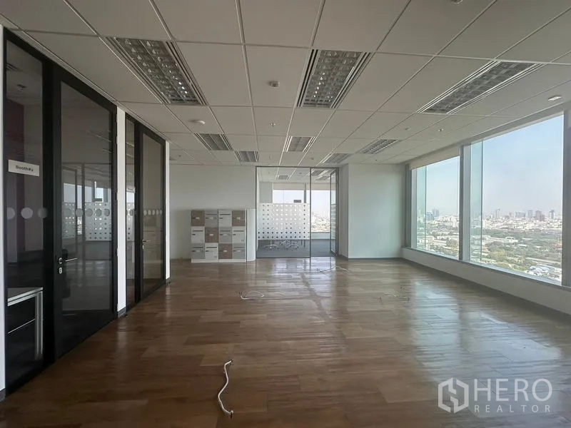 สำนักงาน ให้เช่าในRatchathewi, Bangkok - มุมทำงานติดหน้าต่างสูงมองเห็นวิวเมืองกรุงเทพฯ