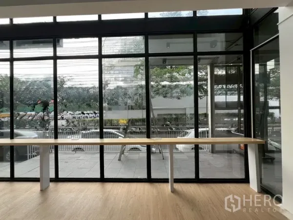 零售空间 出租在Watthana, Bangkok - 面向街道的落地窗与长条展示台
