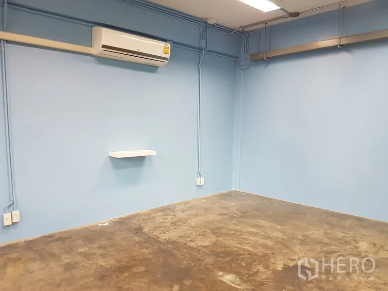 สำนักงานที่บ้าน ขายในKhlong Toei, Bangkok - ห้องทำงานสีฟ้าอ่อน ติดแอร์ เดินสายไฟลอย