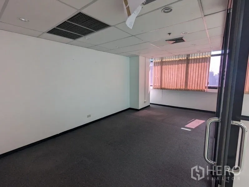 สำนักงาน ให้เช่าหรือขายในRatchathewi, Bangkok - ห้องทำงานส่วนตัวปูพรม ประตูกระจก หน้าต่างพร้อมมู่ลี่ และช่องแอร์ฝ้าเพดาน