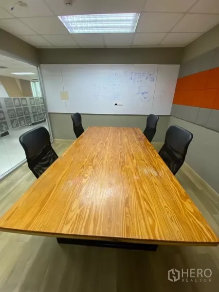 สำนักงาน ให้เช่าในWatthana, Bangkok - โต๊ะประชุมพร้อมเก้าอี้ตาข่าย ด้านหน้ามีกระดานไวท์บอร์ดยาว