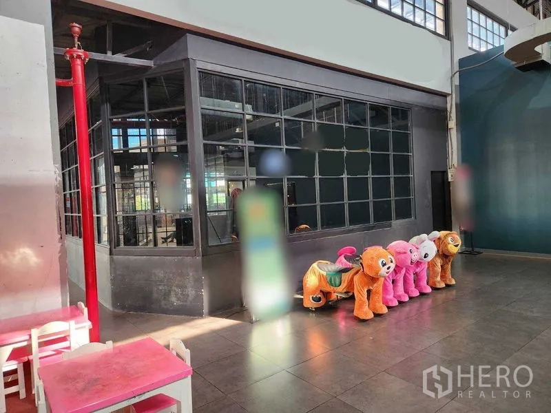 พื้นที่ขายปลีก ให้เช่าในKhlong Toei, Bangkok - ยูนิตมุมหน้ากระจกภายในคอมมูนิตี้มอลล์ ทางเดินกว้าง