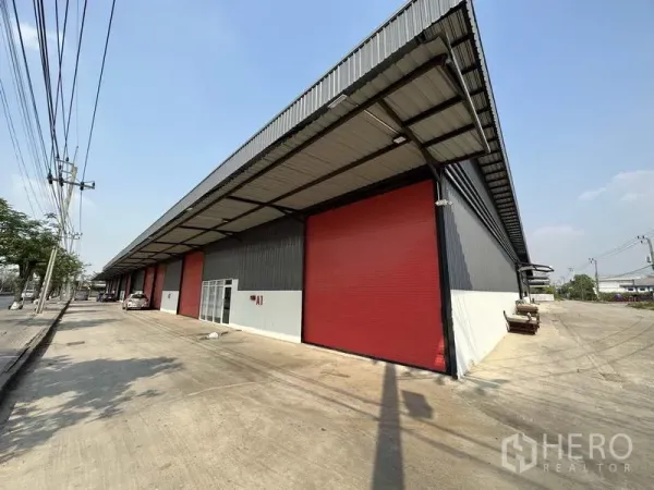 คลังสินค้า ให้เช่าในKhlong Sam Wa, Bangkok - มุมมองอาคารโกดังโครงเหล็ก ประตูม้วนขนาดใหญ่ ทางรถบรรทุกเข้าออกสะดวก