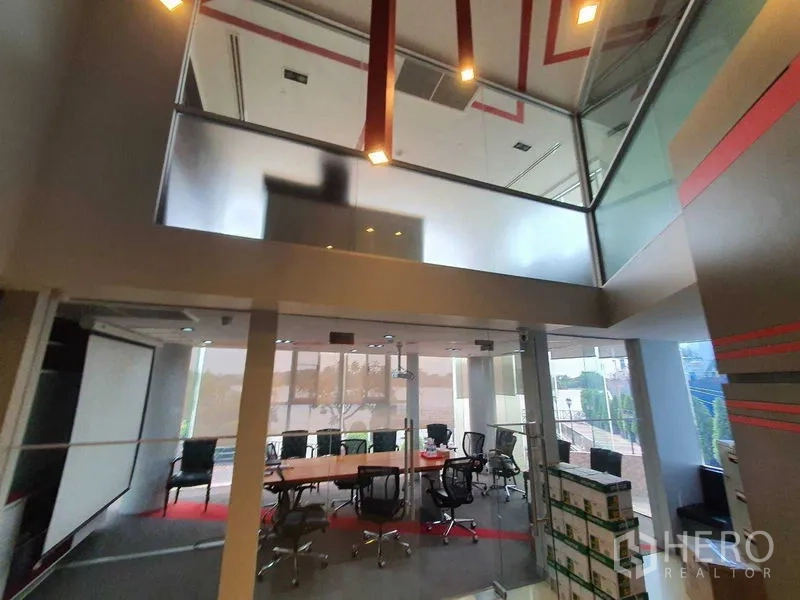 สำนักงาน ให้เช่าในYan Nawa, Bangkok - มุมมองโถงสูงเหนือห้องประชุมผนังกระจก พร้อมวิวแม่น้ำด้านนอก