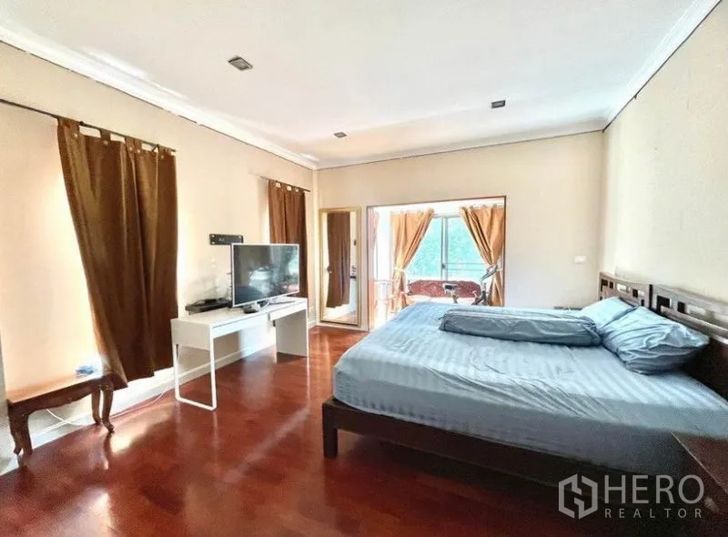 独立式住宅 出租在Prawet, Bangkok - 主卧空间宽敞，木地板，通阳台与大采光窗。