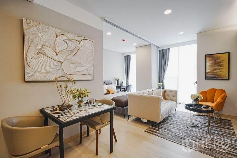 คอนโด ขายในKhlong Toei, Bangkok - มุมรับประทานอาหารสำหรับสองท่าน ข้างโซนพักผ่อน ใกล้หน้าต่างบานใหญ่พร้อมผ้าม่านสีเทา