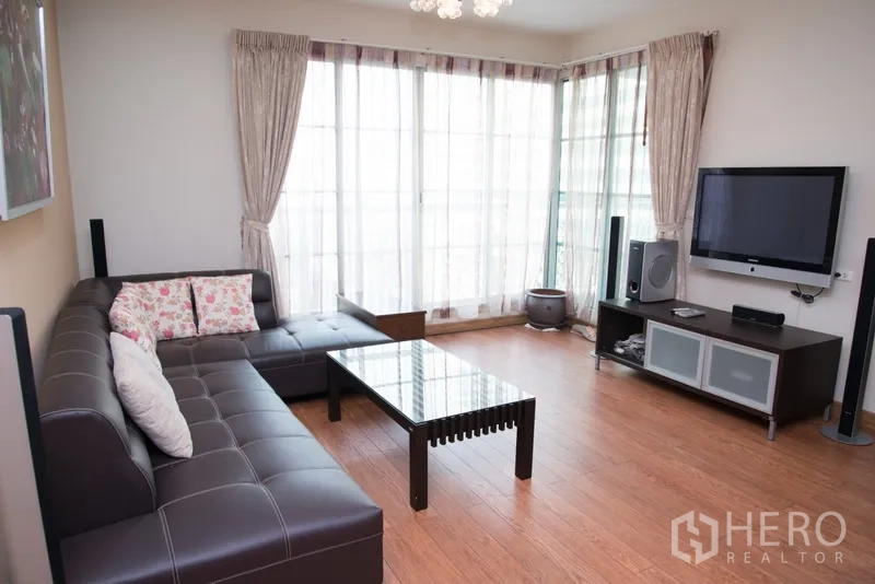 คอนโด ให้เช่าในKhlong Toei, Bangkok - ห้องนั่งเล่นพร้อมชั้นวางทีวี ชุดลำโพง และหน้าต่างบานใหญ่รับแสงธรรมชาติ