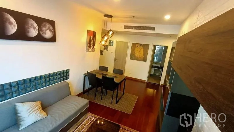 คอนโด ขาย - ห้องนั่งเล่น-ทานอาหาร พร้อมโซฟา พรม และไฟแขวนสมัยใหม่