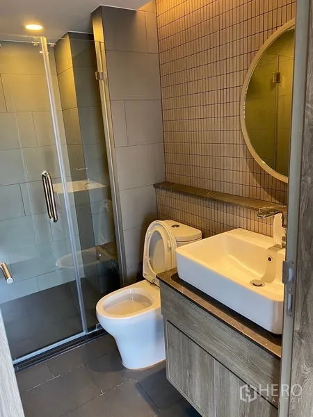 คอนโด ขายในPathum Wan, Bangkok - ห้องน้ำโมเดิร์นมีตู้กระจกอาบน้ำ อ่างล้างหน้า และโถสุขภัณฑ์