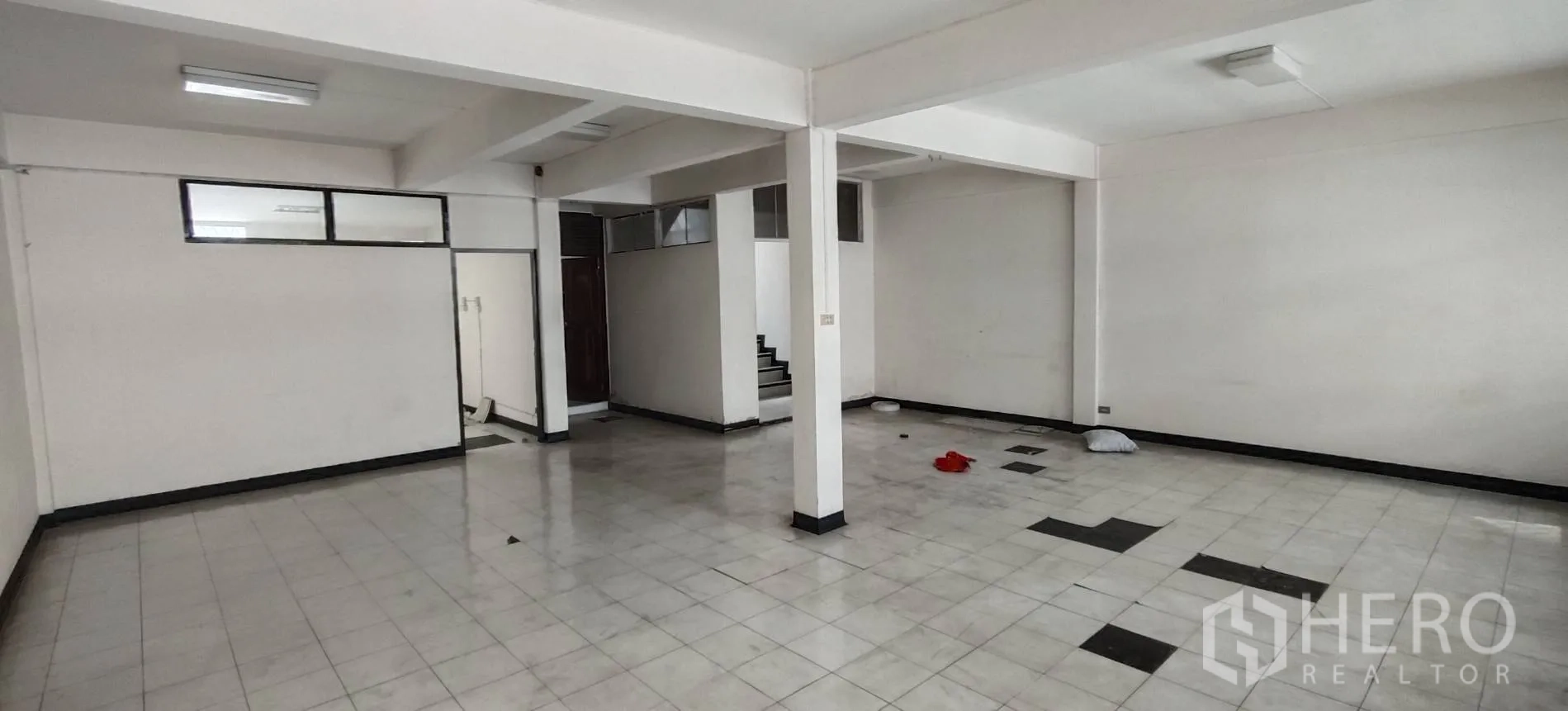 ตึกแถว for rent in Watthana, Bangkok - ห้องสว่างใกล้โถงบันไดพร้อมประตูเหล็กดัดและหน้าต่าง
