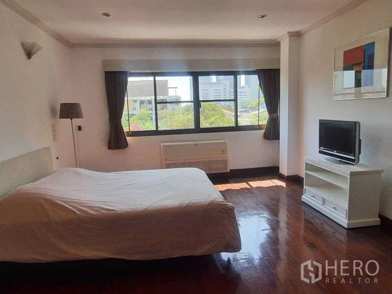 ทาวน์เฮาส์ ให้เช่าในKhlong Toei, Bangkok - ห้องนอนแขกพร้อมหน้าต่างบานใหญ่ ผ้าม่าน และชั้นวางทีวี