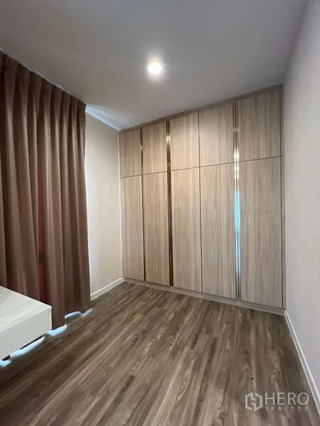 บ้าน ให้เช่าในBang Kapi, Bangkok - ห้องนอนหรือห้องทำงานขนาดกะทัดรัด ตู้เสื้อผ้าบิลท์อินเต็มผนัง พื้นไม้