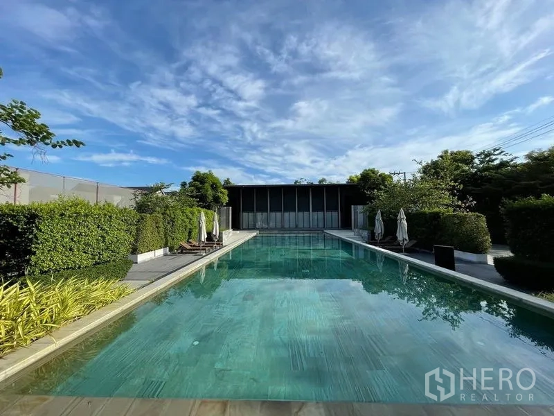 บ้าน ขายในSai Mai, Bangkok - สระว่ายน้ำกลางแจ้งทรงยาว พร้อมเตียงอาบแดดและแนวพุ่มตัดแต่ง