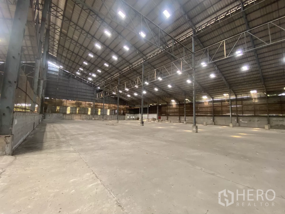 工厂 出租在Mueang Nakhon Pathom, Nakhon Pathom - 开放式厂房大厅，高净空钢柱与混凝土地坪。